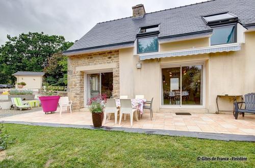 Gîte rose à Pleuven