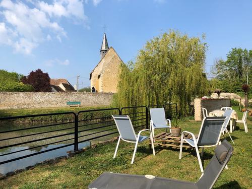 A côté de l'Eglise à Mézières-sur-Ponthouin