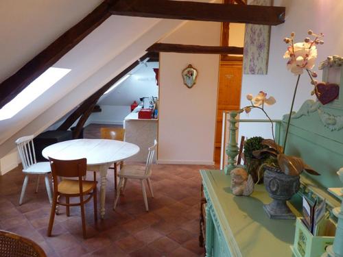 La cour d'honneur du château à Crevecoeur-Le-Grand