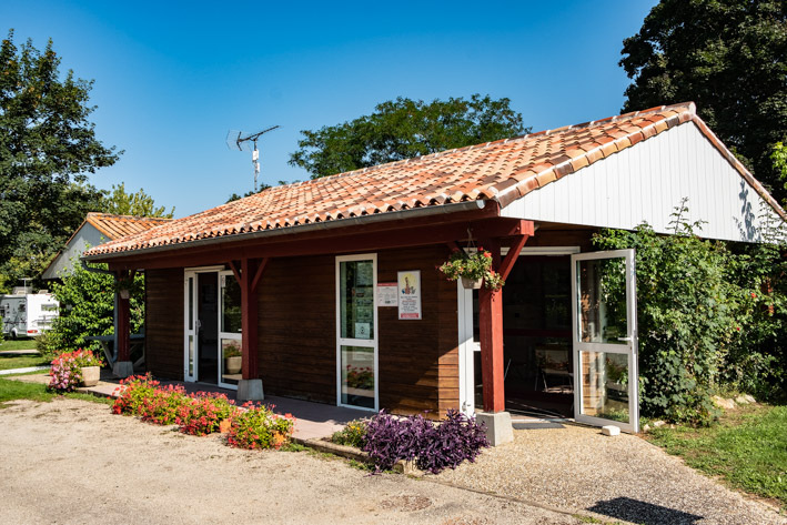 Camping Municipal de l Autize dans le marais poitevin à Maillezais