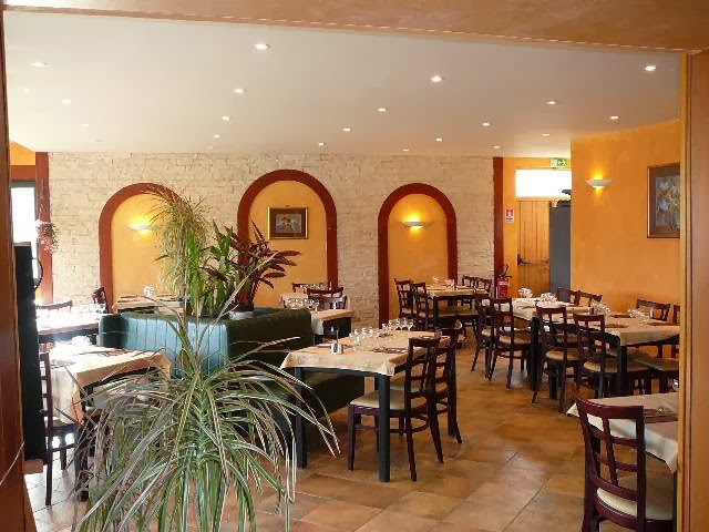 Hôtel Restaurant Le Relais des Cinq Routes à Parnac