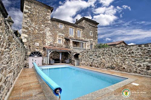 Gite du chteau et La p tite maison du chateau à Eclassan