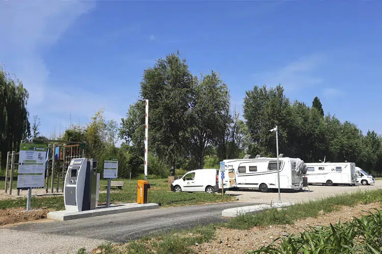 Aire camping-car de Donzac Réseau AireServicess à Donzac