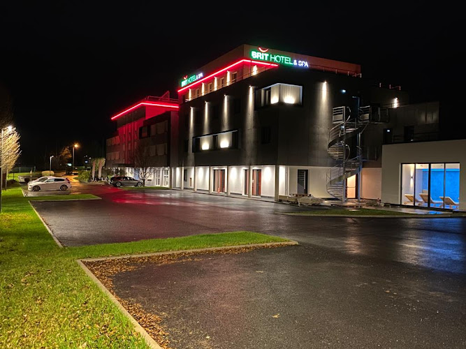 Brit hôtel Piscine & Spa à Lécousse