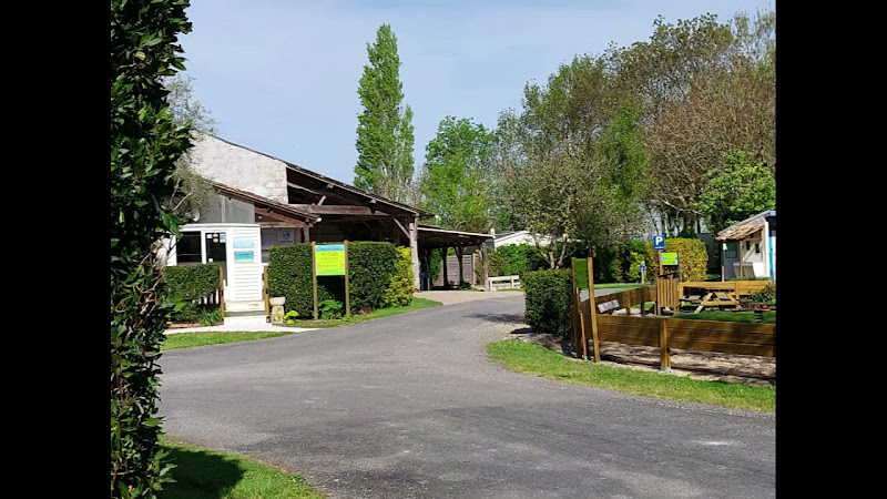Camping Fleurs des Champs à Arces