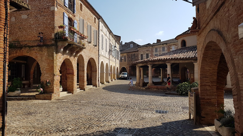 Gte Place du Chteau à Auvillar
